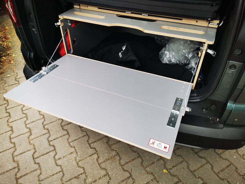 Dacia Jogger Extreme ECO G-100 LPG z wyposażeniem kempingowym: ta mini platforma pełni rolę stolika. Uwaga: na tym nie siadamy
