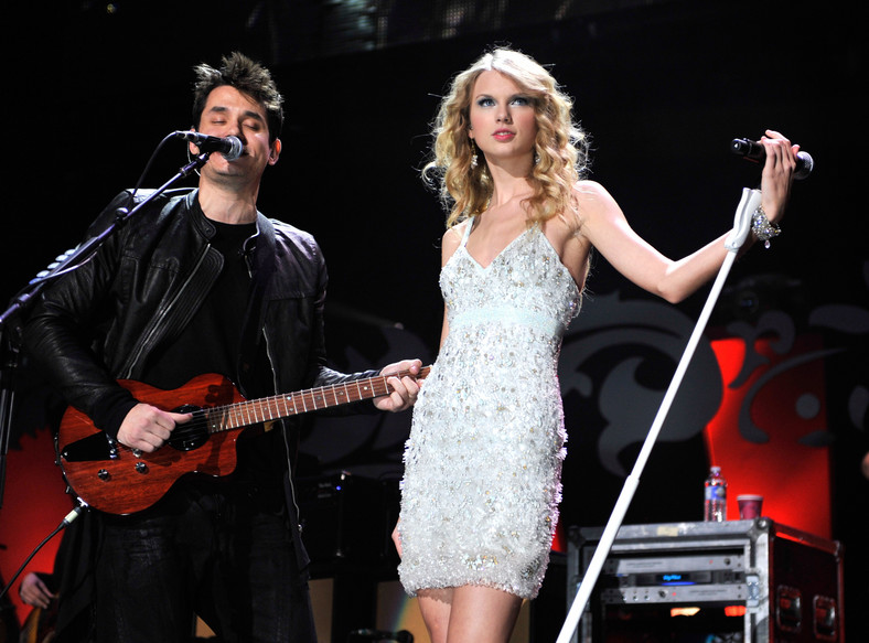 John Mayer i Taylor Swift podczas wspólnego występu w 2009 r.