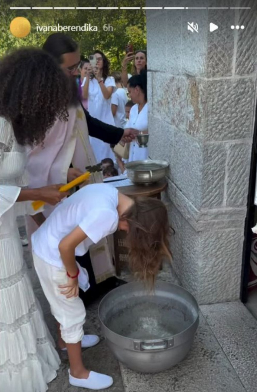 Ivana Berendika krstila decu pod Ostrogom