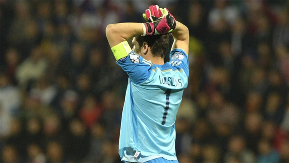 Golkiper Realu Madryt i reprezentacji Hiszpanii Iker Casillas zabrał głos po spotkaniu z Luksemburgiem, w którym usiadł na ławce rezerwowych. Selekcjoner Vicente Del Bosque przyznał, że czas Casillasa w kadrze powoli dobiega końca i należy spodziewać się spokojnej zmiany warty. Nowym numerem jeden w barwach La Furia Roja ma być David De Gea z Manchesteru United.