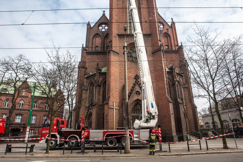 Zwisający element kościoła zagrażał przechodniom