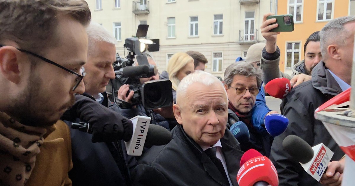 Jarosław Kaczyński wyszedł z przesłuchania. Nie skorzystał z przysługującego mu prawa