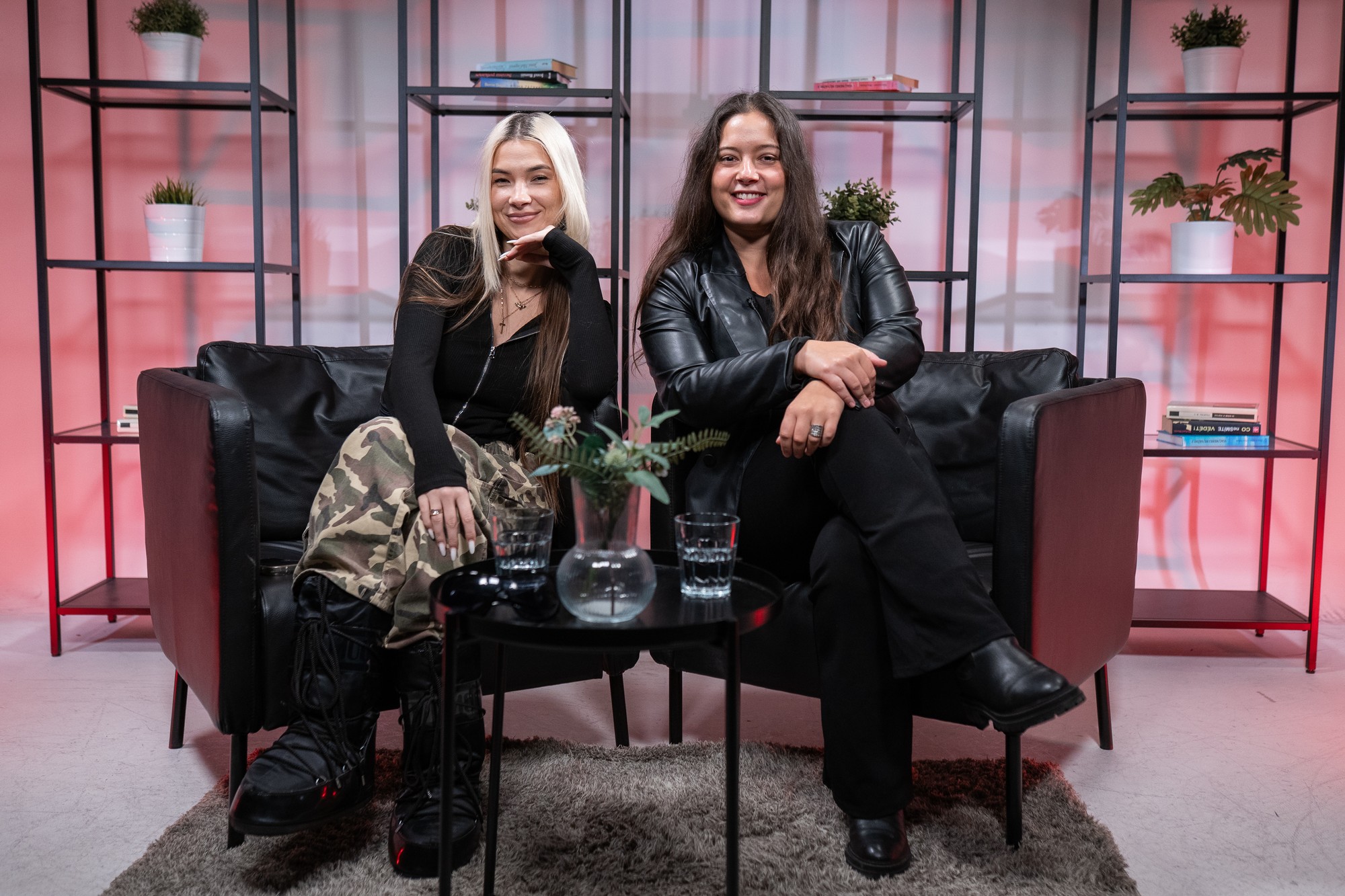 Speváčka Veronika Adamičková alias Ronie a Teri Čikoš.