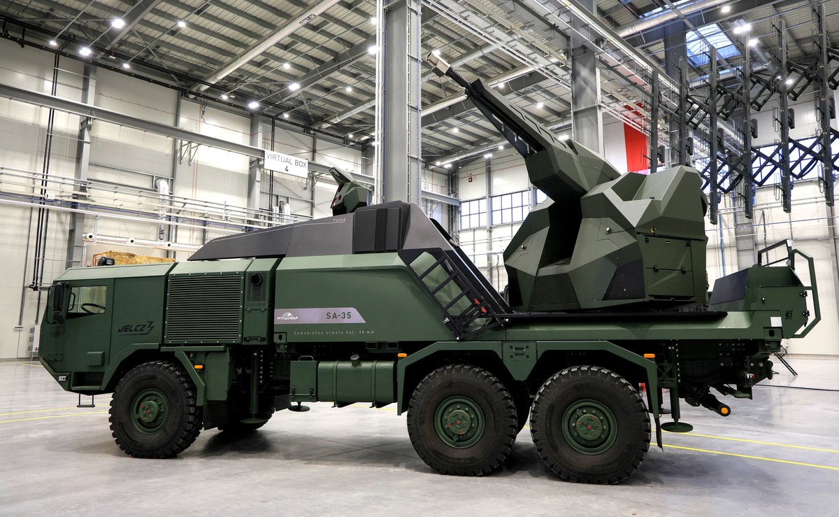 Jelcz 3. generacji posłużył za platformę dla samobieżnej armaty SA-35 kalibru 35 mm