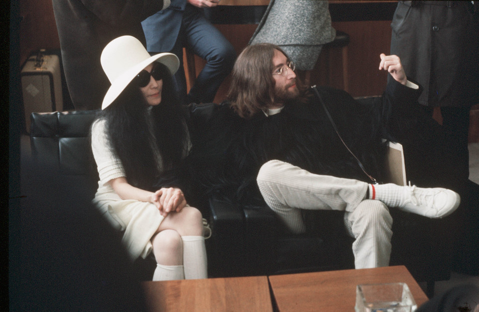 Yoko Ono i John Lennon w dniu swojego ślubu (fot. Bulls Press)