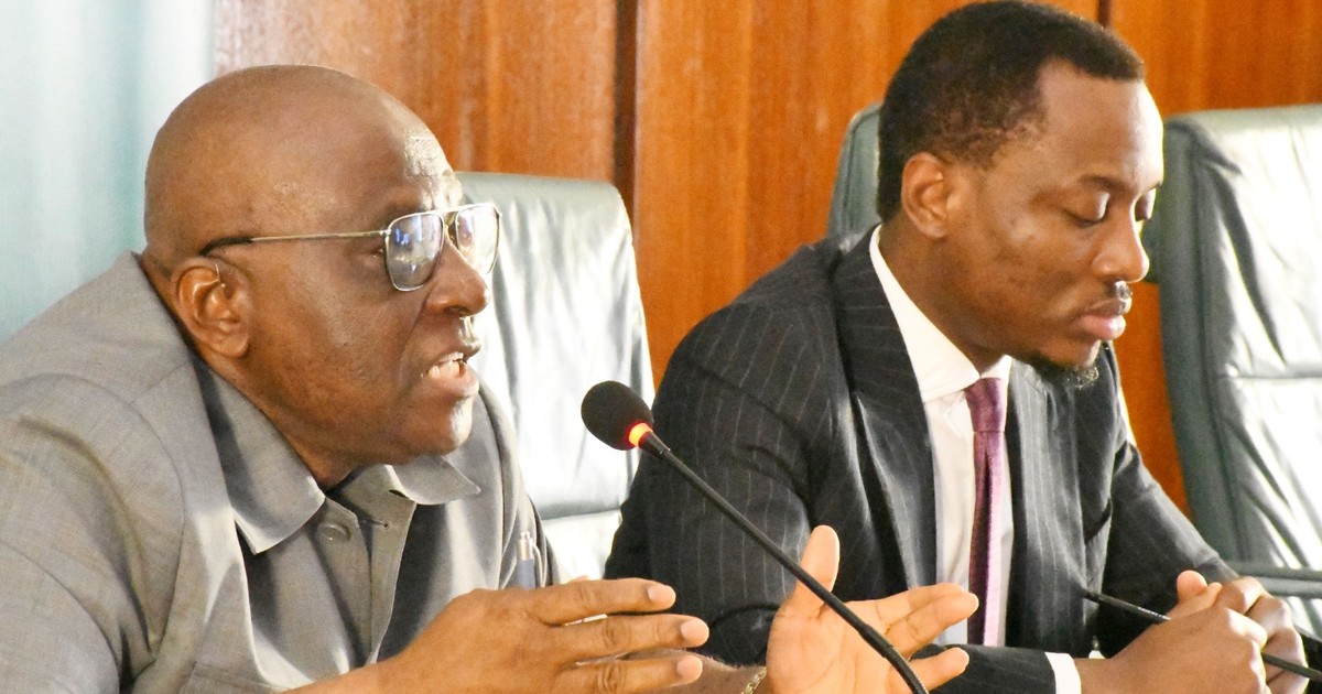 Makala hiyo inajadili mpito kwa nishati ya kijani, ikiangazia uamuzi wa Malaysia kuachana na gesi asilia iliyobanwa (CNG) kwa sababu za usalama. Nigeria, kwa upande wake, inaangazia CNG kwa mpito wake wa kiikolojia, ikisisitiza usalama na uendelevu wa mbadala huu. Ufafanuzi kutoka kwa msemaji wa Rais wa Nigeria kuhusu suala hili unaangazia tofauti za mtazamo kati ya nchi hizo mbili. Hatua ya Nigeria inaweza kuwa mfano kwa nchi nyingine zinazozingatia kubadili nishati rafiki kwa mazingira.