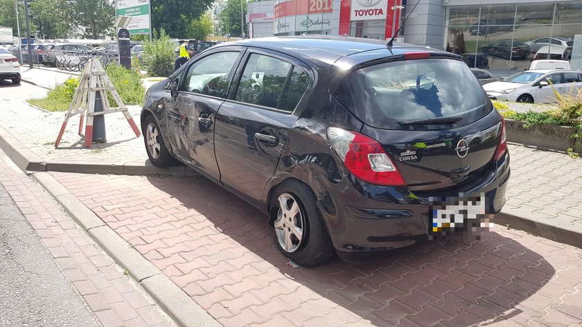 Wypadek autobusu w Warszawie. Kierowca wjechał w zaparkowane samochody