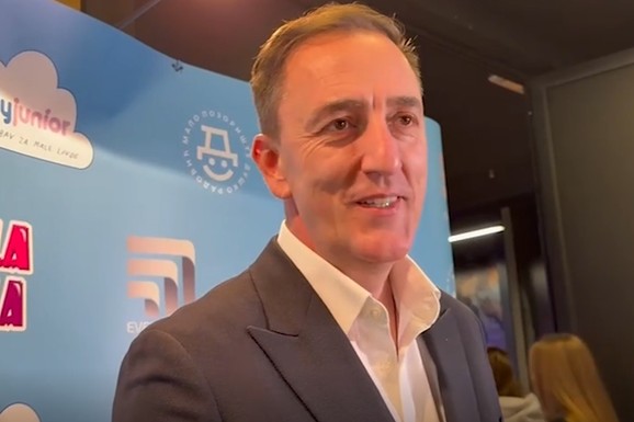 "ZADOVOLJSTVO JE GLEDATI ĆERKE NA SCENI POZORIŠTA" Sergej Ćetković sa ženom na premijeri predstave: "Lolu i Milu sad sve smara, tinejdžerke su", evo ko je još tu od poznatih (VIDEO)