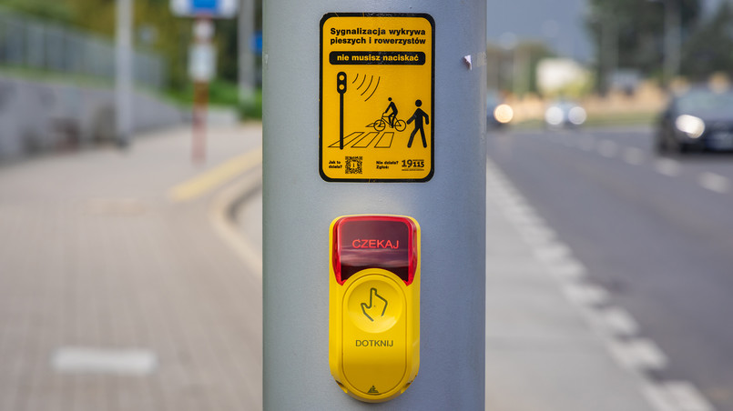 Przycisk przejście dla pieszych pasy sygnalizacja ścieżka rowerowa