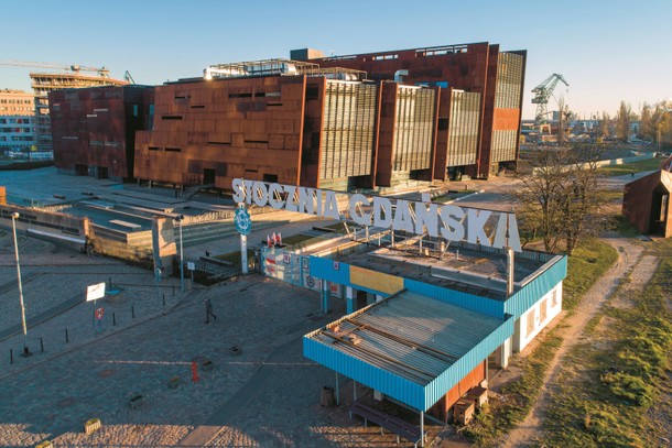 Historyczna brama stoczni i Europejskie Centrum Solidarności, Gdańsk, kwiecień 2019 r.