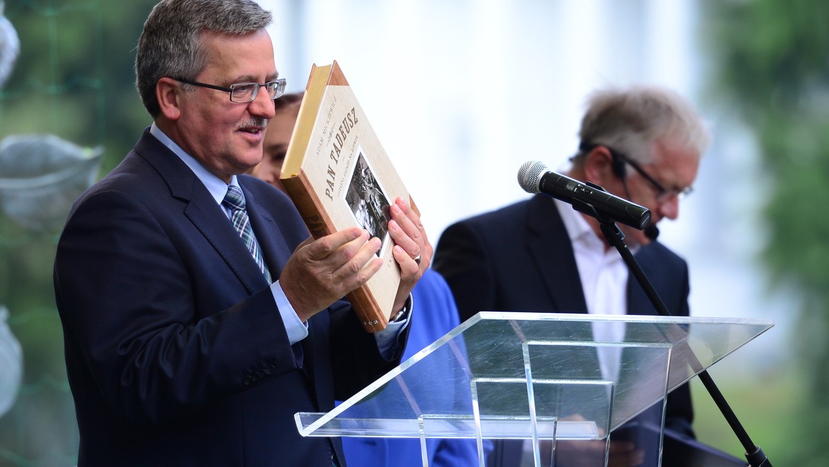 Prezydent Bronisław Komorowski zainaugurował w sobotę w Warszawie "Narodowe czytanie »Pana Tadeusza«". Przez cały dzień w 60 polskich miastach i miejscowościach odbywać się będzie publiczne czytanie poematu Adama Mickiewicza.