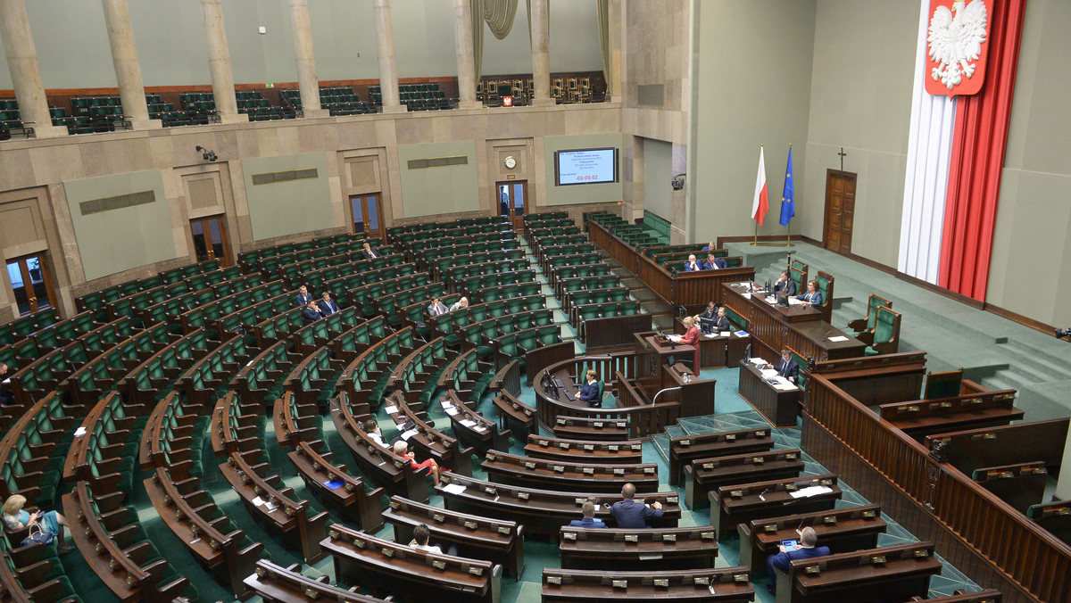 32 proc. badanych deklaruje, że odczuwa niechęć do PiS, 22 proc. - do PO, 8 proc. - do Nowoczesnej, po 2 proc. do Kukiz'15, SLD i PSL; 33 proc. nie czuje niechęci do żadnej partii lub inicjatywy politycznej - wynika z sondażu CBOS.