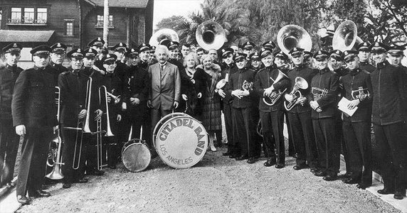 Albert Einstein i zespół Armii Zbawienia przed występem na Rose Bowl Parade w Kalifornii w 1926 r.