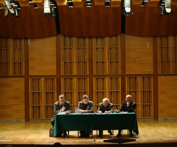 Jerzy Łysiński, Maciej Pacuła, prezes Stowarzyszenia Polskich Artystów Muzyków Antoni Wicherek i Krzysztof Szczepański z koła Filharmonii Narodowej SPAM podczas konferencji "Muzycy własnym głosem w sprawach kultury", dotyczącej aktualnej sytuacji prawno organizacyjnej muzyków w Polsce, zorganizowanej w Filharmonii Narodowej przez Stowarzyszenie Polskich Artystów Muzyków. Fot. PAP/Paweł Kula