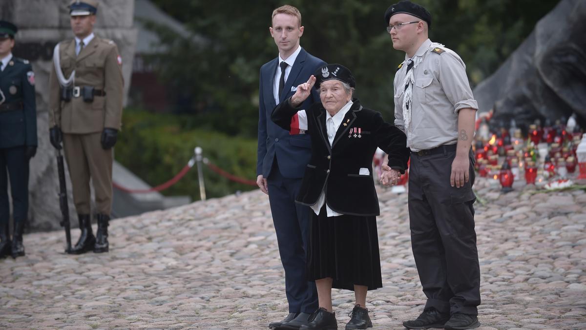 Wanda Traczyk-Stawska podczas uroczystości przed pomnikiem Polegli – Niepokonani na Cmentarzu Powstańców Warszawy na Woli.