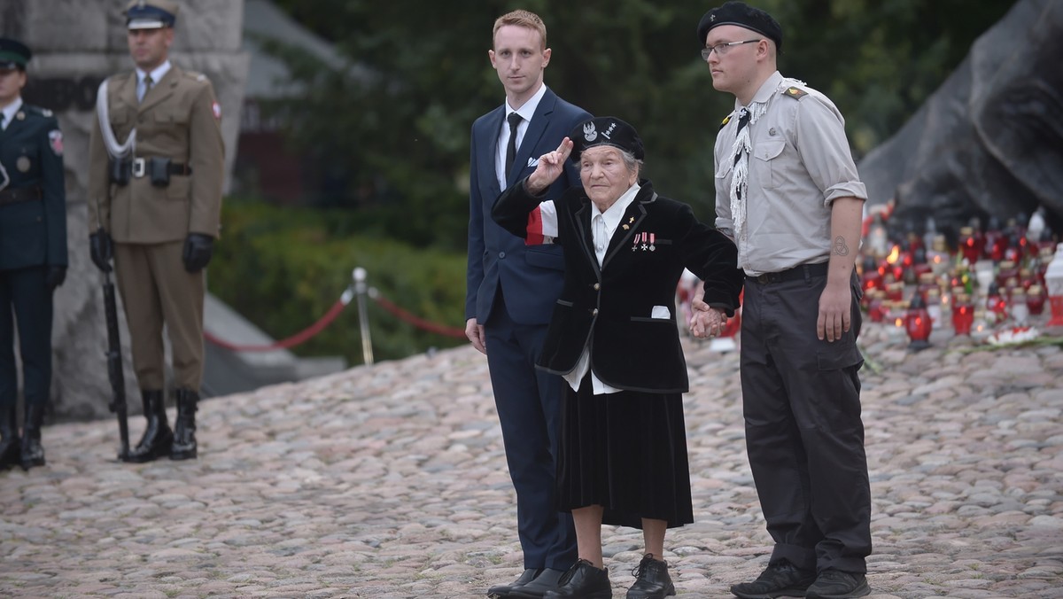 Wanda Traczyk-Stawska podczas uroczystości przed pomnikiem Polegli – Niepokonani na Cmentarzu Powstańców Warszawy na Woli.