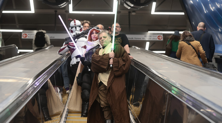 Star Wars nap alkalmából rajongók  kisfilmet forgattak a Deák téri metró megállóban / Fotó: Czerkl Gábor