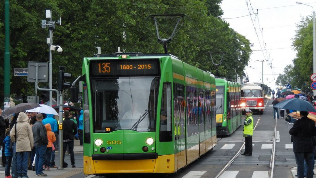 Pod koniec listopada z okazji przypadającego dnia św. Katarzyny, która jest patronką kolejarzy, ale także tramwajarzy, MPK zaprosiło poznaniaków na zwiedzanie zajezdni oraz wcielenie się w rolę motorniczego. Przedstawiamy kilka ciekawostek o komunikacji miejskiej w Poznaniu.