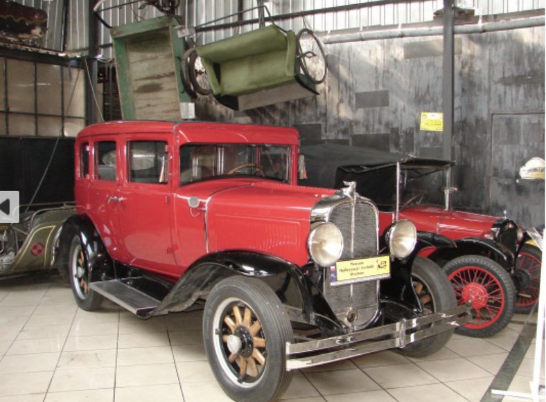 Muzeum w Otrębusach. Pontiac 6-29 Big Six z 1929 r.