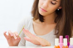 Na to lepiej uważać: domowy manicure i odżywki z drogerii mogą szkodzić paznokciom!