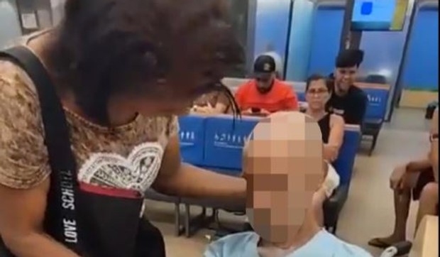 Rođala sa mrtvim Brazilcem pokušava da potpiše papire za kredit
