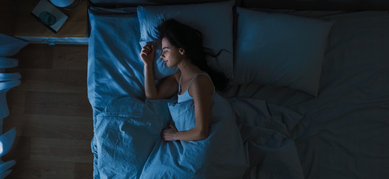Problemy ze snem przyspieszają starzenie się mózgu – odkrycie naukowców z Instytutu Karolinska