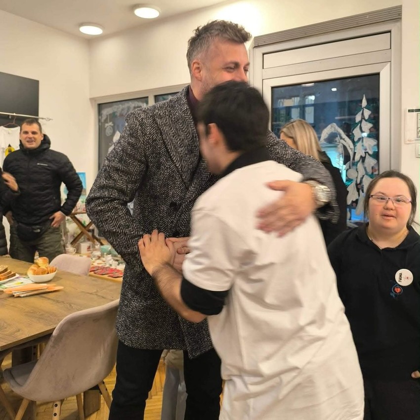 Bojan iz "Legstinton benda" u subotičkom kafiću "Zvuci srca"