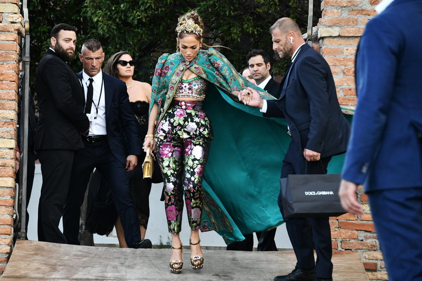 Jennifer Lopez zaliczyła wpadkę na pokazie Dolce & Gabbana. Zapomniała o jednym ważnym elemencie