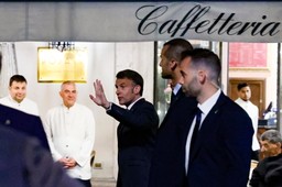 macron bohaterem. senior miał szczęście, że prezydent przechodził obok