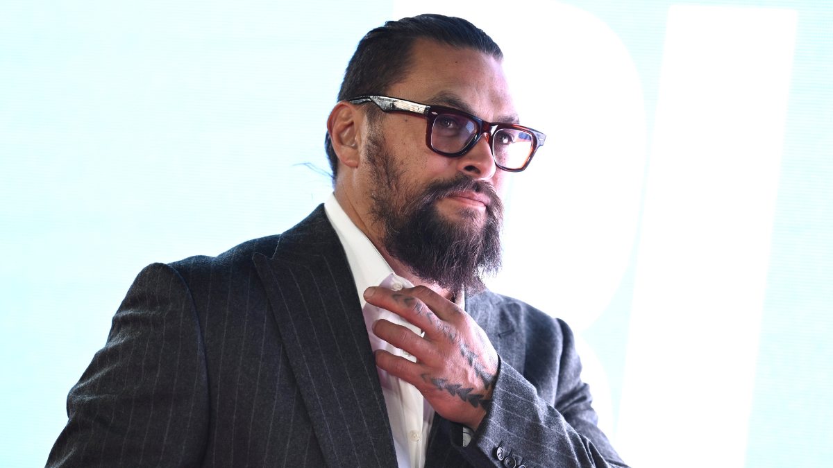 Jason Momoa a világ leglazább szettjében, pink lábkörmökkel jelent meg a Velencei Filmfesztivál vörös szőnyegén