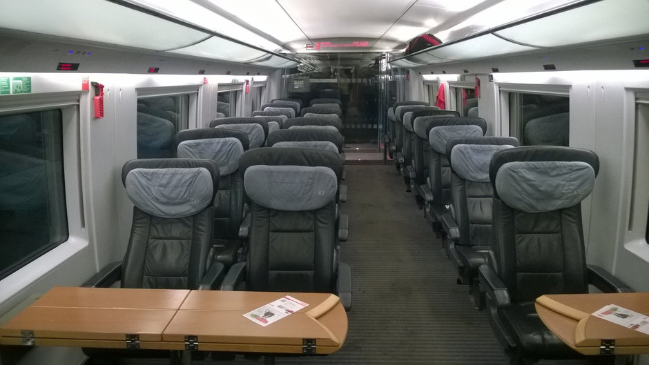 Wnętrze wagonu 1 klasy pociągu InterCityExpress (ICE) kolei Niemieckich DB