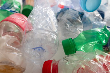 Spożywczy i handlowi giganci chcą walczyć z plastikiem, który zalewa świat. Rusza Polski Pakt Plastikowy