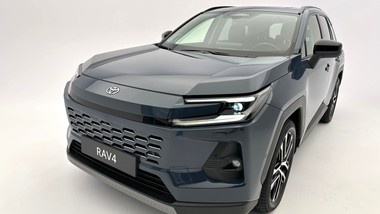 widziałem nową toyotę rav4 na żywo. szczerze? już wiem, dlaczego polacy kupują ją w ciemno