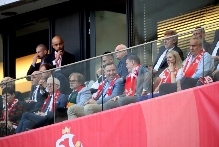 Prezydent Andrzej Duda (C-L), minister sportu i turystyki Witold Bańka (C-P), minister spraw zagranicznych Jacek Czaputowicz (2L) i prezes PKOl Andrzej Kraśnicki (P) na trybunach podczas towarzyskiego meczu piłkarskiego: Polska - Litwa