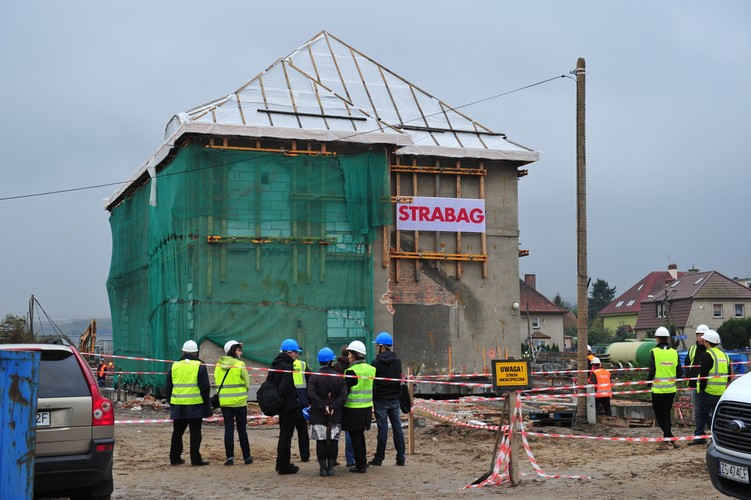 Największe zagrożenie uszkodzenia budynku występowało podczas podnoszenia całej konstrukcji. Dlatego przed rozpoczęciem operacji wykonawca prac, firma Strabag, odpowiednio zabezpieczył i wzmocnił willę Grüneberga. <br><br> fot. (zuz) PAP/Marcin Bielecki