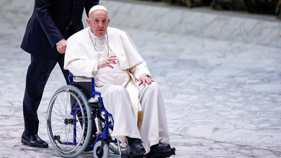 Papież Franciszek na wózku inwalidzkim. 
