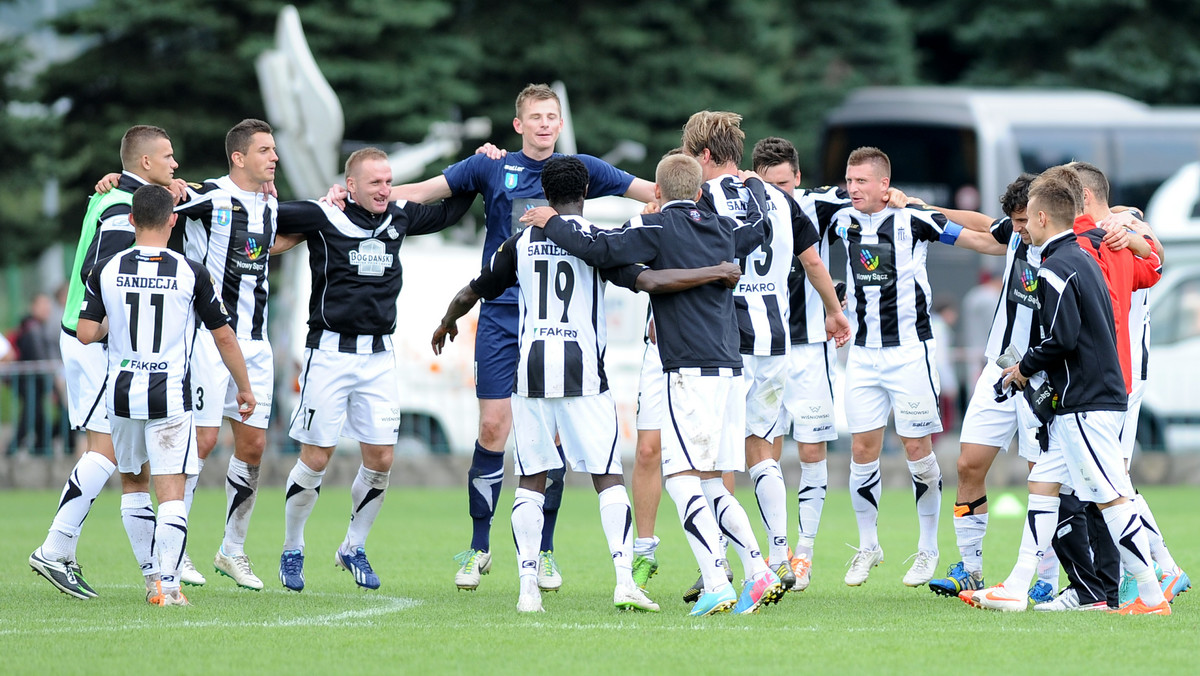 Sandecja Nowy Sącz odniosła pierwsze zwycięstwo w sezonie, pokonując w Siedlcach tamtejszą Pogoń 3:0 (2:0). W drugim rozegranym dziś meczu GKS Katowice zremisował z Chojniczanką Chojnice.