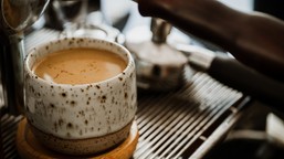 kawa na pusty żołądek? dietetyk wyjaśnia czy to zdrowy nawyk