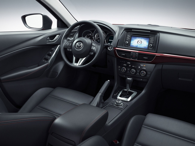 Nowa Mazda 6 (III) bogate wnętrze. Zdjęcia