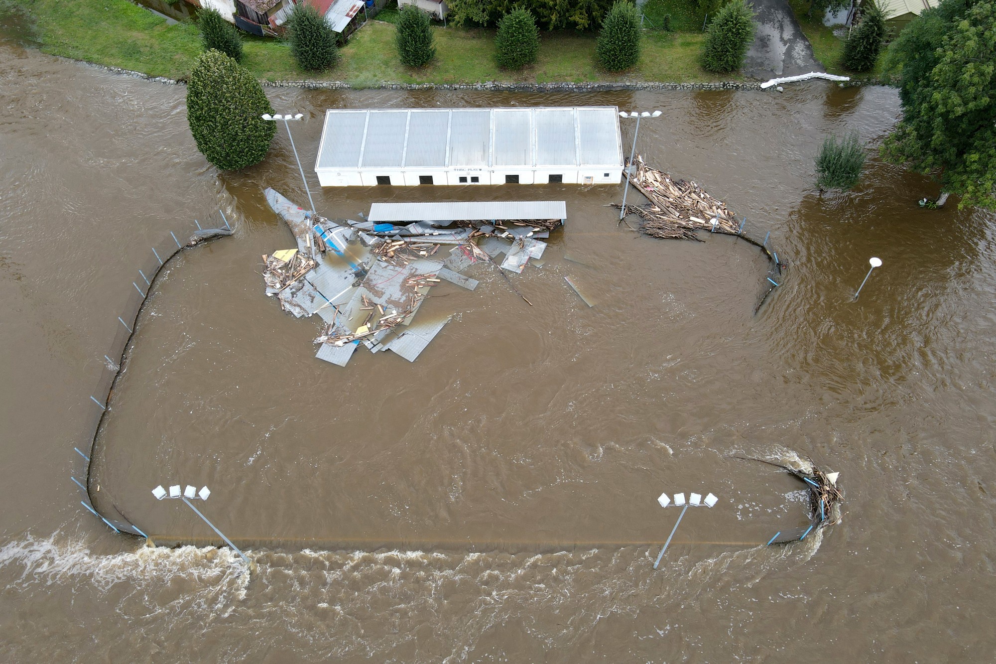 Na snímke zaplavený športový klub v českej obci Plav v okrese České Budějovice .