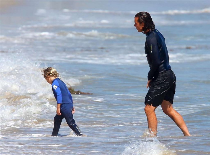 Syn Gwen Stefani uczy się surfować
