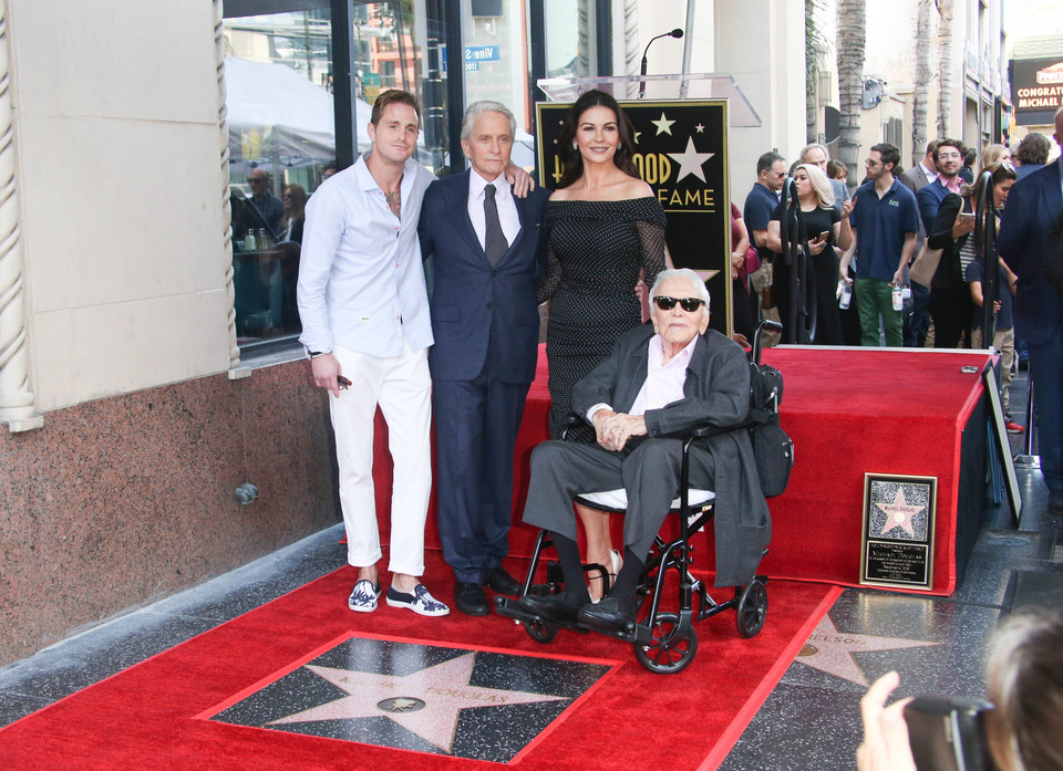 Klany gwiazd Hollywood: Douglasowie (na zdjęciu: Cameron, Michael i Kirk Douglas oraz Catherine Zeta-Jones)