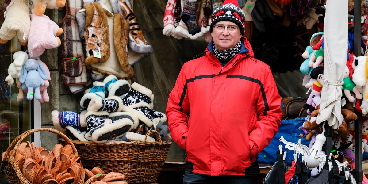 Maciej Manik (61l.), właściciel sklepu z pamiątkami w Wiśle Bez klientów nie ma życia. Jesteśmy jak naczynia połączone. Jeśli wyciągi bedą nieczynne, hotele zamknięte, to i mój biznes podupadnie. Sklepy pamiątkarskie nie maja racji bytu bez klientów. Prowa