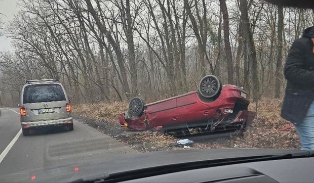 Prevrtanje automobila na krov u Velikoj Moštanici