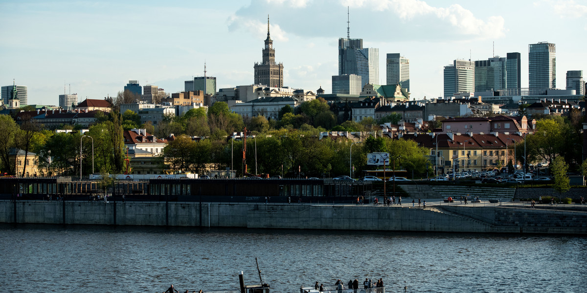 Brytyjska dziennikarka przekonuje, że warto odwiedzić Polskę – również ze względu na uchodźców. Na zdjęciu panorama Warszawy.