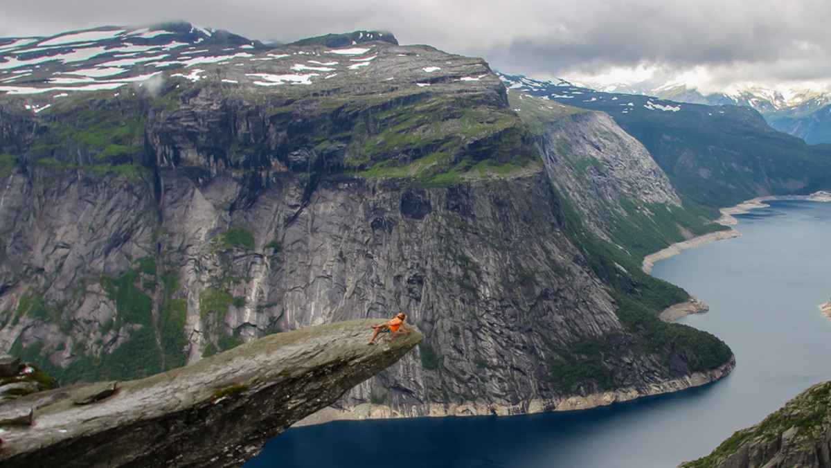 Preikestolen, Kjerag i Trolltunga to jedne z najpiękniejszych punktów widokowych na świecie. Michał Witoszyński postanowił udać się na każdy z nich. By jednak nie być wyłącznie jednym spośród setek tysięcy, którzy co roku odwiedzają te miejsca, postanowił zabrać ze sobą leżak. O "ekstremalnym relaksie" piszą zagraniczne media.