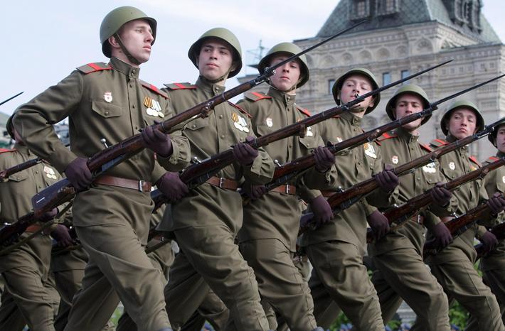 Żołnierze maszerują, podczas defilady na Placu Czerwonym w Moskwie
