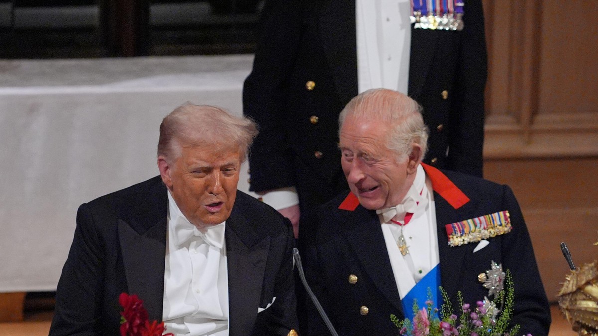 Donald Tramp i kralj Čarls tokom posete Trampa Britaniji 2025.
