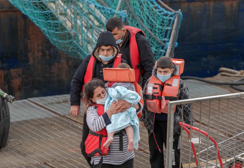 Migranti u Doveru nakon prelaska Lamanša u čamcima
