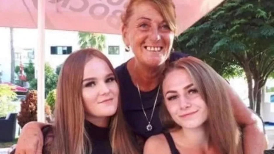 Kejti Davenport sa majkom i sestrom Kesi